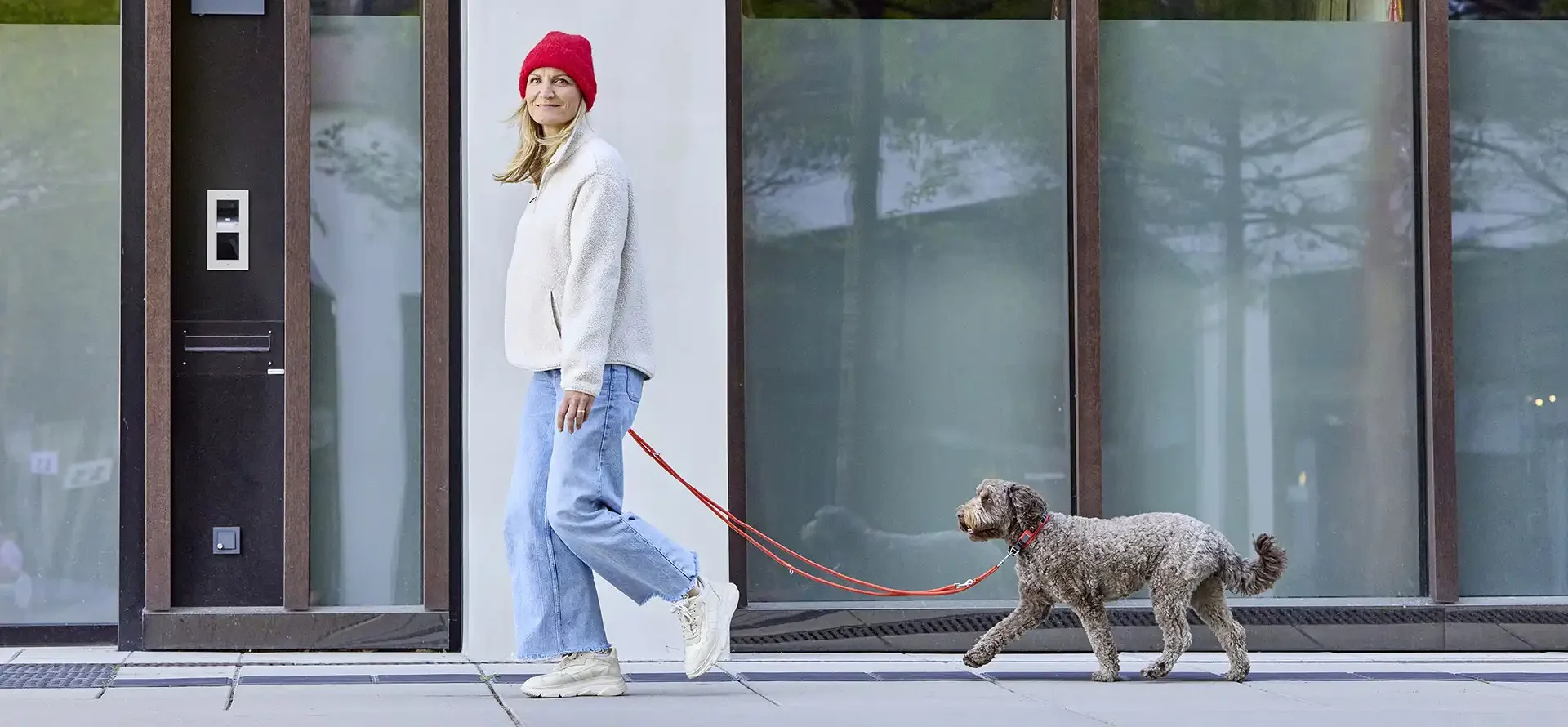 Frau mit Hund an der WOLTERS Active Pro Comfort Leine in der Stadt